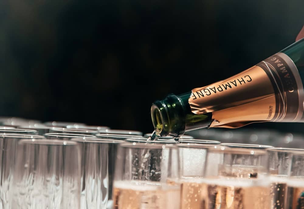 champagne servi dans des verres à un mariage