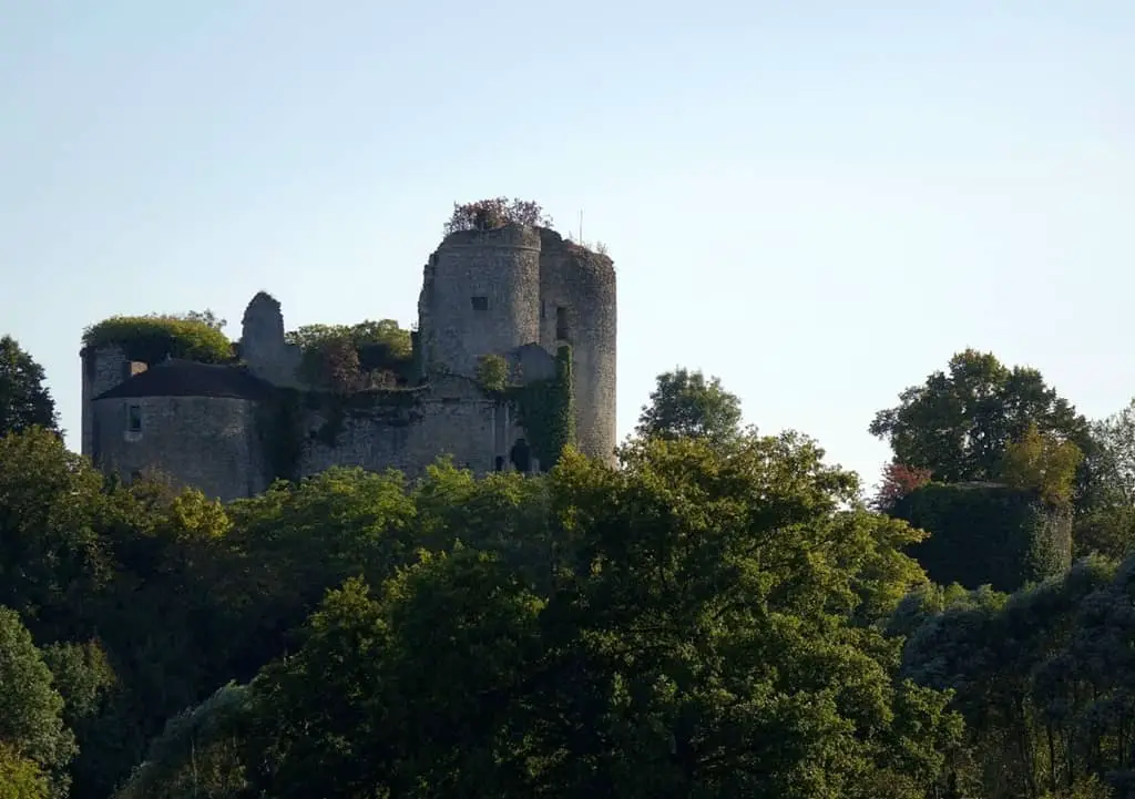 Photo du Château de Montaigu-le-Blin - Montaigu-le-Blin