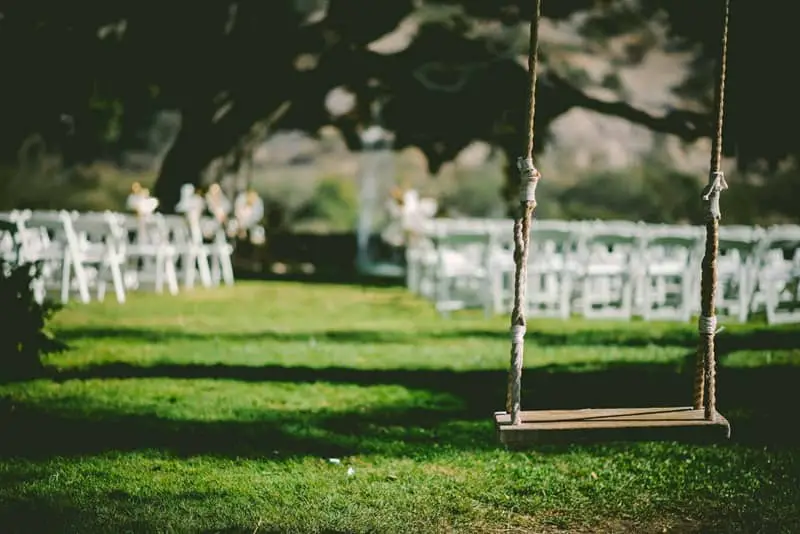 balançoire et chaises pour un mariage dans le parc du Château Sentout